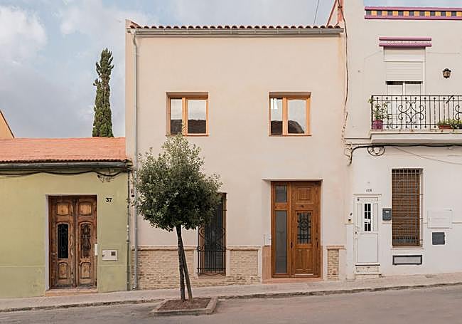 Fachada de la casa, que se ha integrado en la arquitectura de la zona.